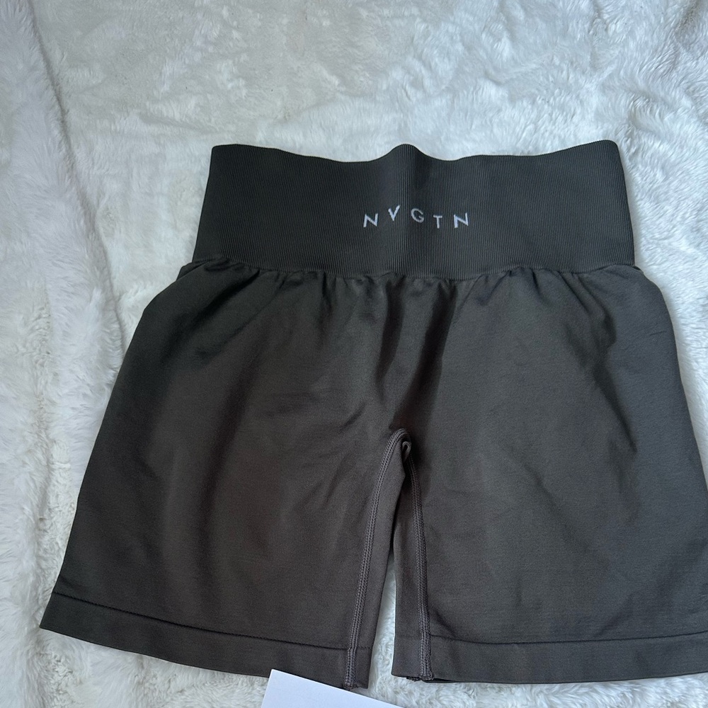 Olive solid seamless nvgtn shorts
